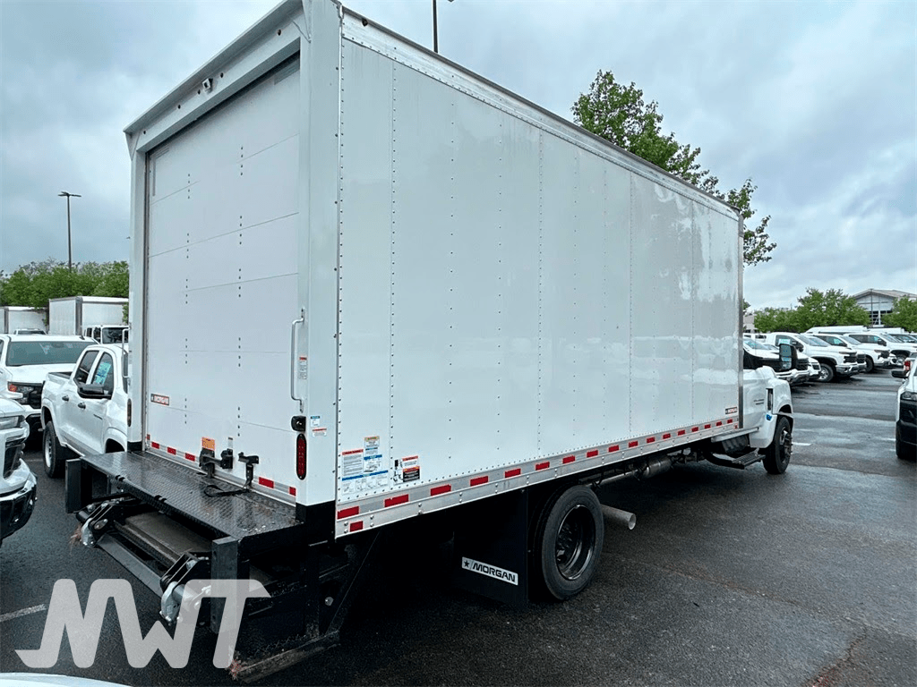 2023 Chevrolet Silverado 5500HD | Regular Cab | 18ft Box w/ Lift Gate - New Work Trucks